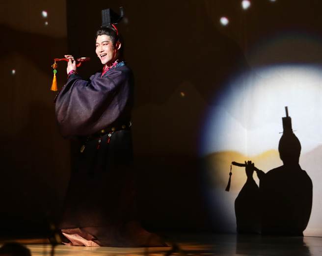 全新古裝音樂劇《大畫昭君～觀落雁》本周即將首度演出，全民大劇團特別安排在首演前，舉辦彩排記者會，圖為彩排表演的內容之一。（季志翔攝）