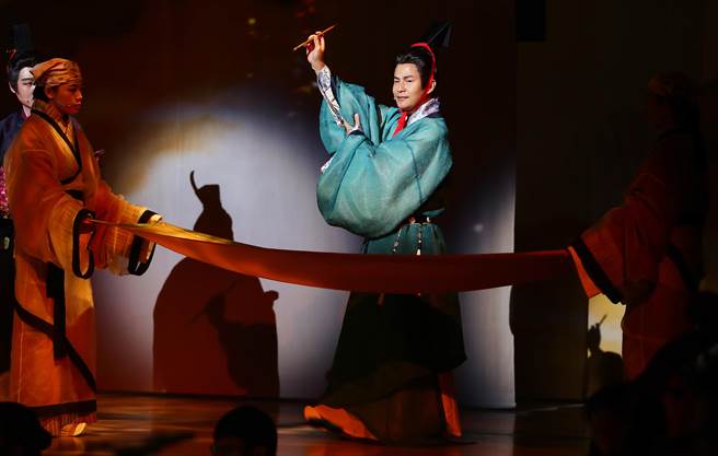 全新古裝音樂劇《大畫昭君～觀落雁》本周即將首度演出，全民大劇團特別安排在首演前，舉辦彩排記者會，圖為彩排表演的內容之一。（季志翔攝）