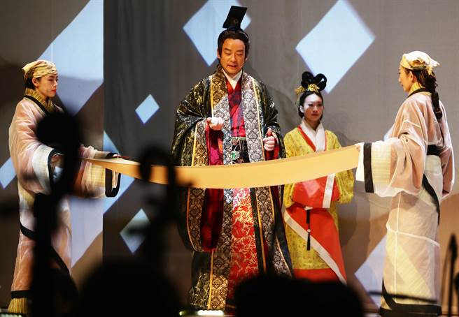 全新古裝音樂劇《大畫昭君～觀落雁》本周即將首度演出，全民大劇團特別安排在首演前，舉辦彩排記者會，圖為彩排表演的內容之一。（季志翔攝）