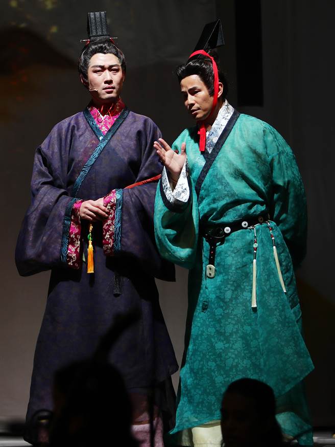 全新古裝音樂劇《大畫昭君～觀落雁》本周即將首度演出，全民大劇團特別安排在首演前，舉辦彩排記者會，圖為彩排表演的內容之一。（季志翔攝）