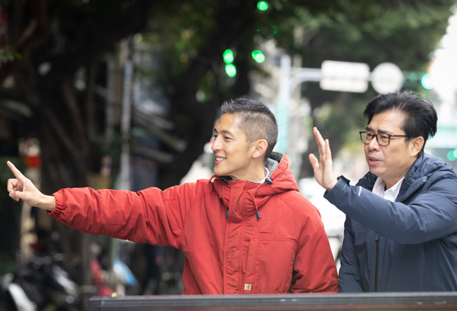 前立委郭正亮表示，民進黨台北市立委補選候選人吳怡農(左)喊話反對普發現金，讓幫忙輔選的高雄市長陳其邁(右)都有點不高興。（圖／取自吳怡農臉書）