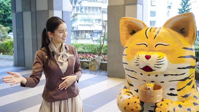 「虎辭勝歲」住房專案，肖虎或名字有「虎」字的民眾，每房加贈餐飲福氣金2000元。（北投大地酒店提供）
