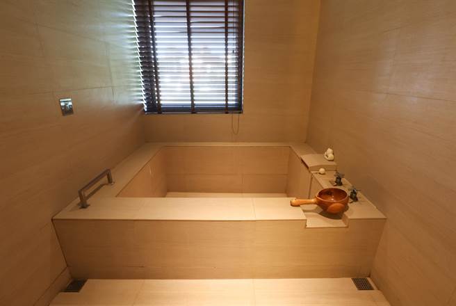 大地酒店每個房間都有獨立溫泉池，旅宿期間可在房內泡湯，享受療癒的白磺泉。 （陳俊吉攝）
