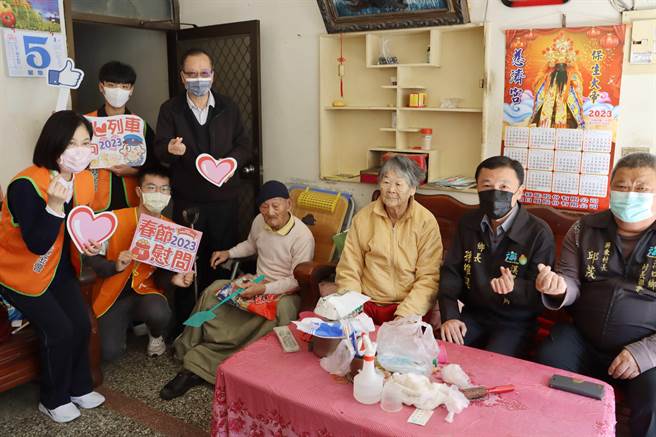 蔡衍明愛心基金會今與南華大學為嘉義縣溪口鄉、民雄鄉3戶弱勢家庭送暖，致贈生活物資及旺福紅包5000元，讓受幫助個案十分感動。（呂妍庭攝）