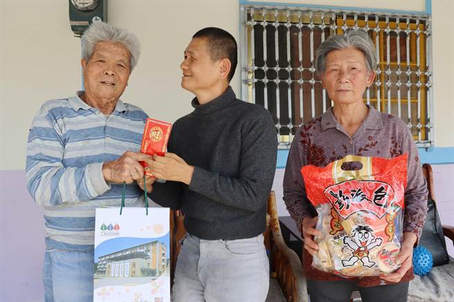 收到蔡衍明愛心基金會與南華大學師生特地送來的旺福紅包和餅乾物資，民雄鄉個案郭義雄夫妻既感動又窩心。（呂妍庭攝）