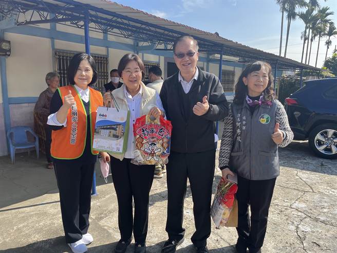 蔡衍明愛心基金會跟南華大學師長、學生志工送暖給溪口鄉、民雄鄉3戶弱勢人家，民雄鄉長林于玲陪同到場。（蔡衍明愛心基金會提供∕ 呂妍庭嘉義傳真）
