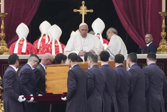 教宗方濟各今天將在梵蒂岡主持前任教宗本篤十六世的葬禮，葬禮在今天上午9時30分開始，預估會有10萬人到場送行。(圖/美聯社)  