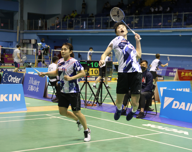 合库羽球队女双汪郁乔（右）／刘巧芸（左）在2023第一次全国羽球排名赛挺进女双4强。（合库羽球队提供）
