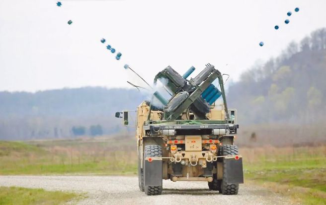 火山車載布雷系統，10分鐘便可以布設約160個地雷罐。圖為布雷訓練畫面。（摘自美國陸軍官網）