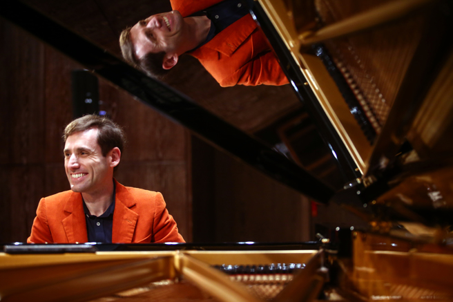 伊莉莎白国际钢琴大赛首奖得主、以色列钢琴家鲍里斯．吉尔特伯格5日再度来台。（邓博仁摄）