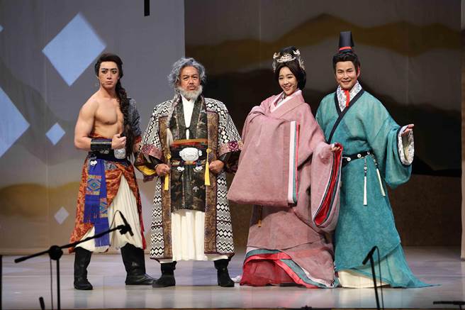 吕绍齐（左起）、黄大炜、方宥心、孙协志今亮相古装造型。（全民大剧团提供）