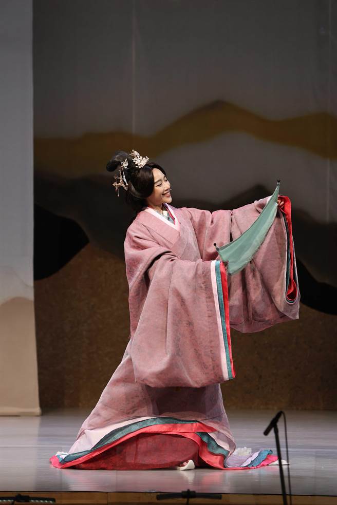 方宥心演出王昭君，服装细致甚至要穿到六件衣服。（全民大剧团提供）