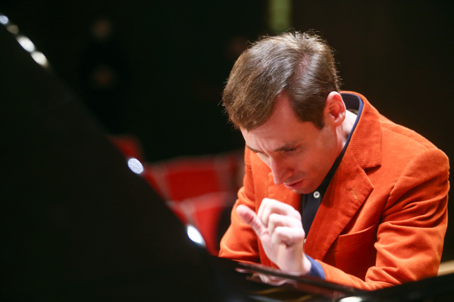 鲍里斯．吉尔特伯格挑战一晚演奏两首钢琴协奏曲，分别是拉赫曼尼诺夫的第二号钢琴协奏曲、普罗高菲夫的第三号钢琴协奏曲。（邓博仁摄）