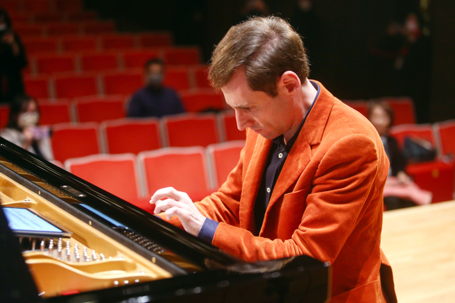 鲍里斯．吉尔特伯格挑战一晚演奏两首钢琴协奏曲，分别是拉赫曼尼诺夫的第二号钢琴协奏曲、普罗高菲夫的第三号钢琴协奏曲。（邓博仁摄）