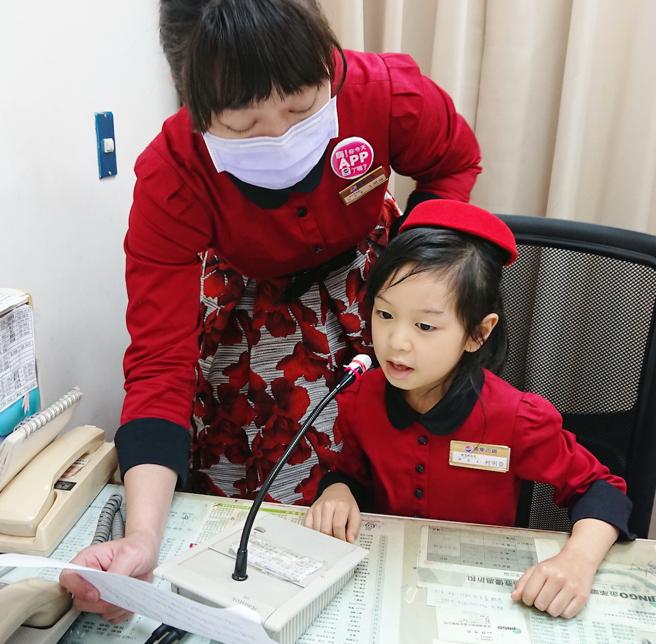 高雄大遠百大年初二規畫小小服務員體驗，讓孩子有機會當小小播音員。（遠百提供）