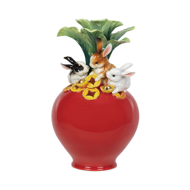 台南大遠百法蘭瓷鴻兔大展兔瓷瓶，推薦價5萬2100元。（遠百提供）