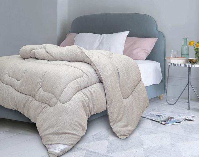 遠百花蓮PICO石磨烯科技保暖雙人冬被，建議售價8800元、特價2280元。（遠百提供）