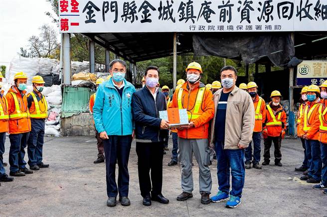 金门县长陈福海(左2)率环保局长杨建立(左1)与金城镇长李诚智(右1)等人前往慰问清洁队员之辛劳。(图／金门县政府提供)