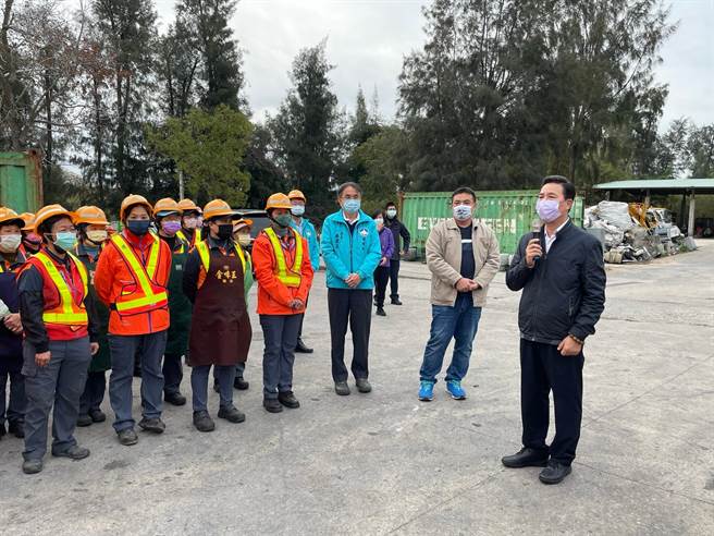 县长陈福海(右1)感念所有清洁队员之辛劳，共同努力守护金门之整洁。(图／金门县政府提供)