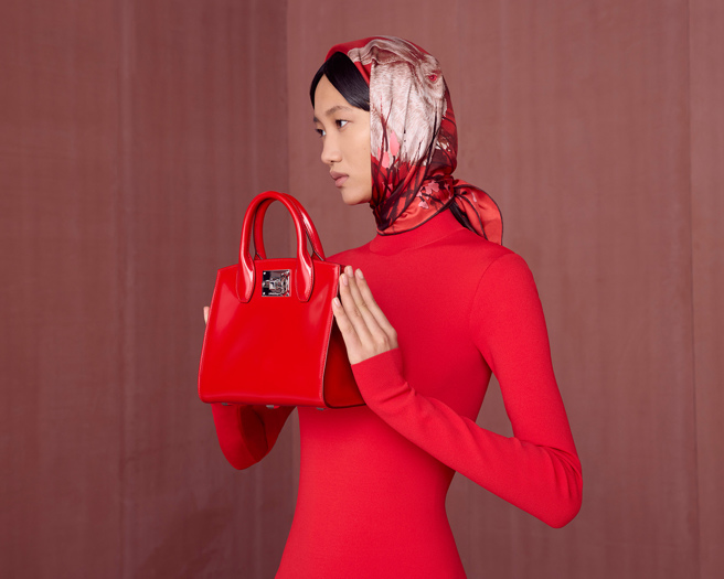 FERRAGAMO新年系列聚焦瑞兔之眼，顏色以喜氣的紅色為主。（FERRAGAMO提供）