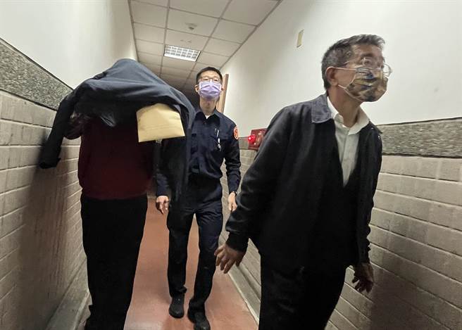 前台联、国民党籍立委罗志明交保前，拜托法警「开后门」。罗从后门快闪离开，还是被媒体堵个正着，只不断说谢谢。（袁庭尧摄）