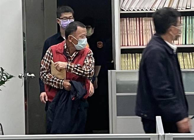 夏復翔应讯时当庭大哭喊冤，最后自行办保，跟随罗的脚步，盖着头曲身从后门离开。（袁庭尧摄）