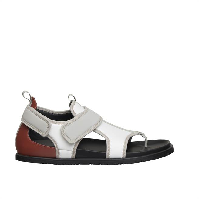 潜水帆布与小牛皮拼接凉鞋2万6400元。（Hermes提供）