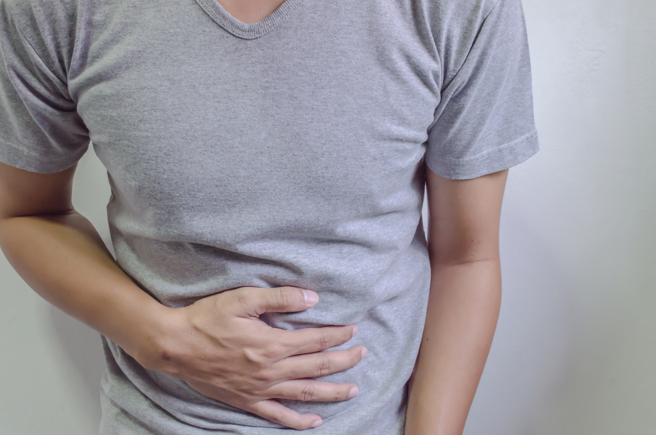 一名50多歲男性患者突然覺得腹痛，連跑7次廁所都沒有好轉。（示意圖／shutterstock）
