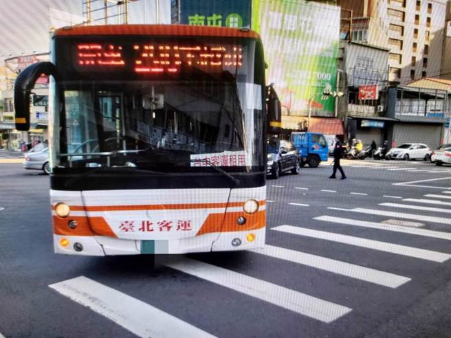 台中市五权西路、忠勇路口今天下午发生一起公车撞上行人的事故。（民眾提供／张亦惠台中传真）