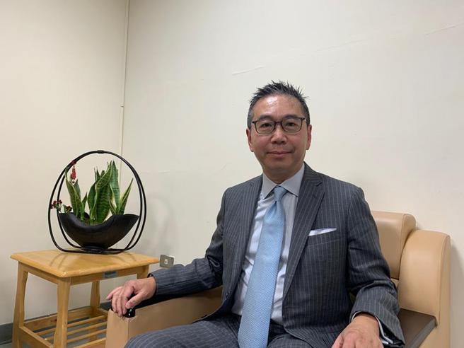 （國立中山大學國際金融學院講座副教授饒永華5日受訪分析美國最新法遵實務。圖／陳碧芬）