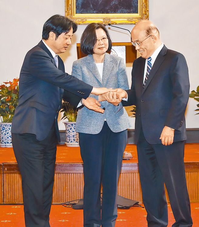 蔡英文(中)原本在民进党内拥有最大权势，但2022选举大败后连总统权威都进入跛脚期。（图／本报系资料照）