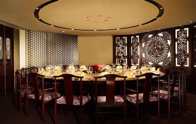 台北老爷酒店明宫粤菜厅提供满足多人围炉的桌菜和小家庭共享的个人套餐。(老爷酒店集团提供)