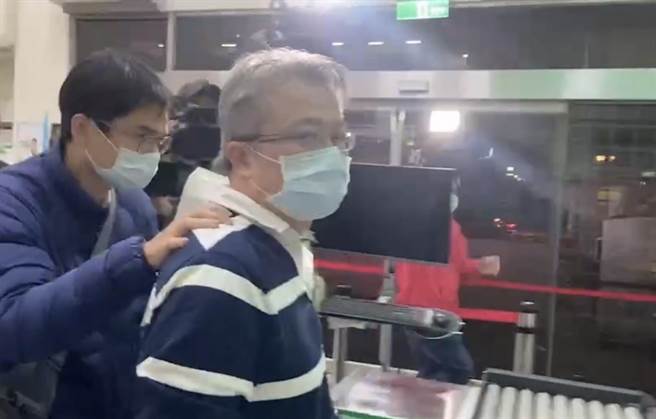 网路直播界「叫卖一哥」黄彦彰涉嫌侵占千万货款，还被检举贩卖未经授权的假货，新北地检署今日指挥搜索黄男、夏女的住居所和营业处，检方复讯后将2人无保请回。（蔡雯如摄）