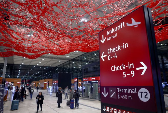 德国正在修改来自中国旅客的入境规定，还会在来自中国的旅客入境时，随机检测是否有任何COVID-19病毒变异株，并扩大检测来自中国航班的废水。
(图/路透社)