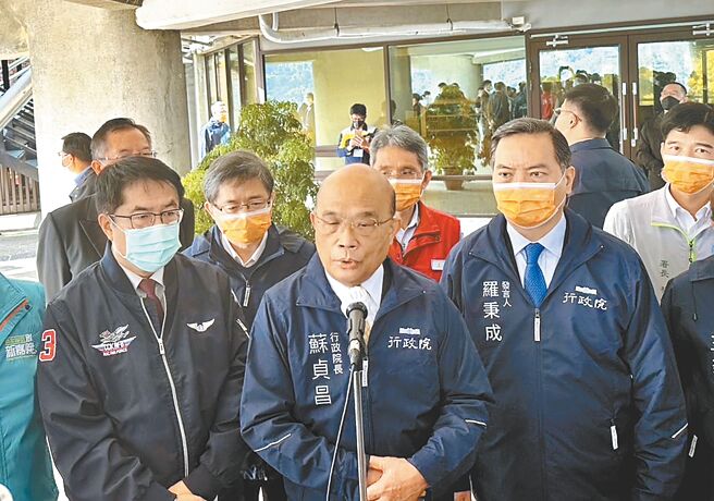 行政院長蘇貞昌（前中）被記者問到選在內閣改組前拍板發現金是不是閣揆保衛戰？蘇揆對此未直接回應。（中央社）