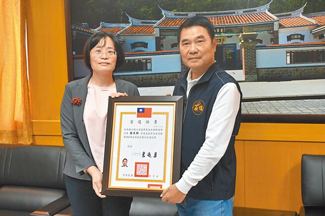 苗栗縣長鍾東錦（右）選前提出打造幸福安養家園政見，縣府初步估算約需1.2億元經費。（本報資料照片）