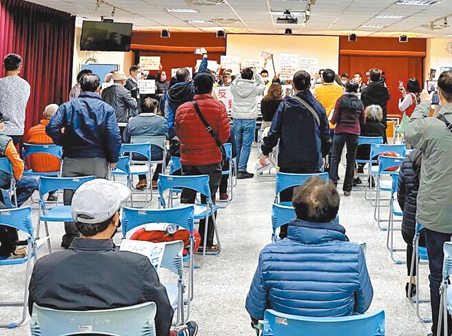 新北市多区的农会干事到国土计画地方说明公听会场举牌，抗议该计画将对农业造成衝击。（新北市新店警分局提供／吕健豪新北传真）