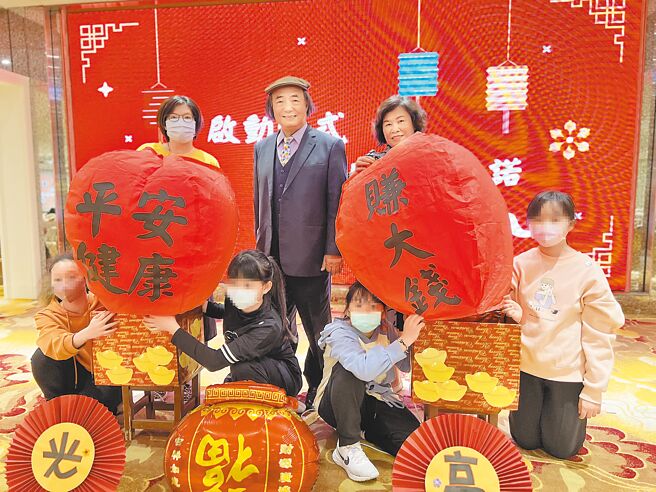 台中市民賴建川（後中）2006年發起「許你一個溫暖的年夜飯」圍爐活動，連續17年沒間斷，盼形成社會上善的循環。（林欣儀攝）