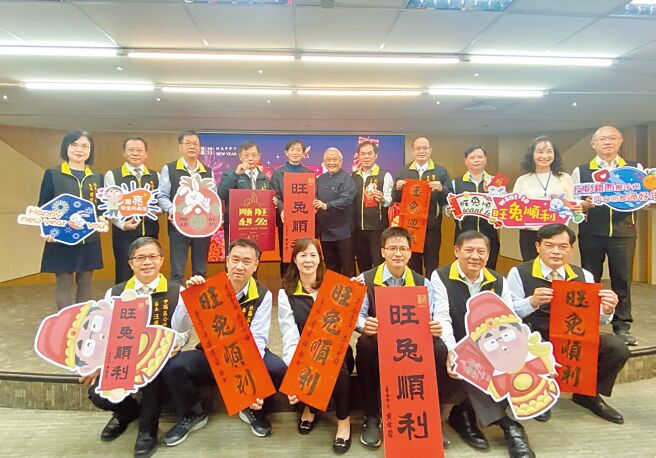 迎兔年，台南市政府4日公布以「旺兔（want to）順利」為賀詞所設計的農曆春聯與紅包袋。（曹婷婷攝）