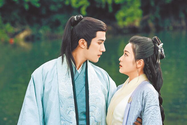 李治廷（左）和张雪迎共谱虐恋。（中天娱乐台提供）