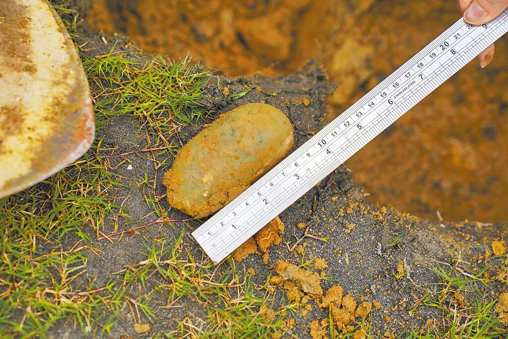 新竹市立棒球場改善工程勘驗，土壤檢視時在深度約12至13公分處發現一顆長度約為10公分的大顆石頭及廢棄電線。（新竹市政府提供）