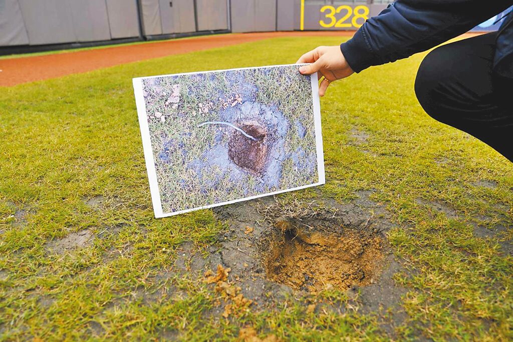 新竹市立棒球場改善工程勘驗，土壤檢視時在深度約12至13公分處發現一顆長度約為10公分的大顆石頭及廢棄電線。（新竹市政府提供）