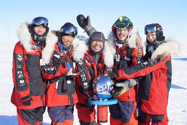 台湾南极探险队成功抵达南极点合影。（后场音像纪录工作室提供）