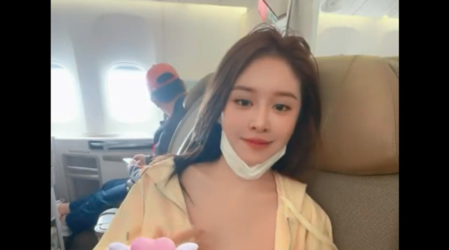 网红谢侑芯近日分享搭机的火辣影片，吸引百万人朝圣。（图／翻摄自Twitter@irisirisss520）