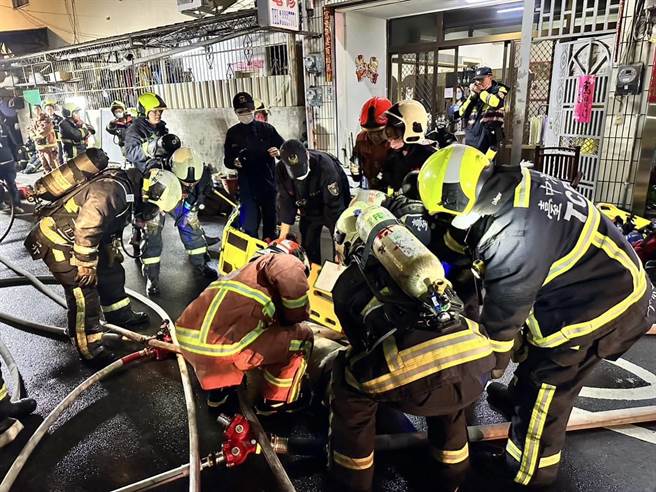 台中大里区东南路1处住宅6日凌晨3时52传出火警，台中市消防获报后出动消防车17辆、救护车8辆、人员84名前往抢救。（民眾提供／潘虹恩台中传真）