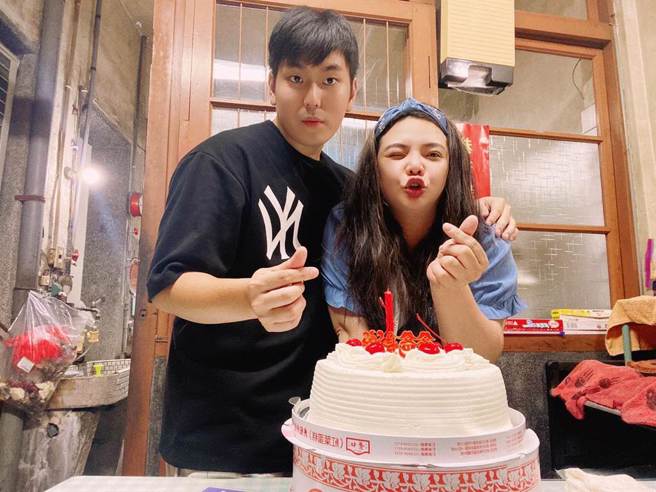 小甜甜与老公在脸书PO文隔空交战。（图/小甜甜脸书）