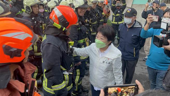 台中大里区民宅发生一家5死火灾，台中市长卢秀燕接获报后，立即赶赴现场关心救灾情形，并至大里仁爱医院关心。 （台中市政府提供／冯惠宜台中传真）