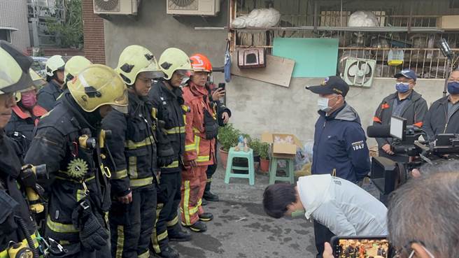 台中大里区民宅发生一家5死火灾，台中市长卢秀燕接获报后，立即赶赴现场关心救灾情形，并至大里仁爱医院关心。 （台中市政府提供／冯惠宜台中传真）