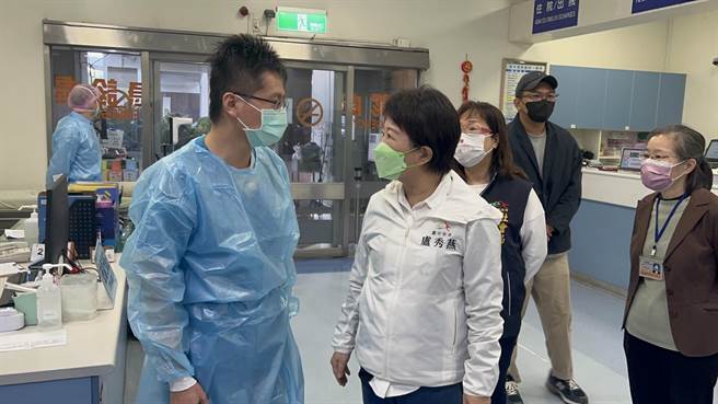 台中大里区民宅发生一家5死火灾，台中市长卢秀燕接获报后，立即赶赴现场关心救灾情形，并至大里仁爱医院关心。 （台中市政府提供／冯惠宜台中传真）