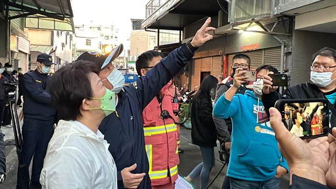 台中大里区民宅发生一家5死火灾，台中市长卢秀燕接获报后，立即赶赴现场关心救灾情形，并至大里仁爱医院关心。 （台中市政府提供／冯惠宜台中传真）